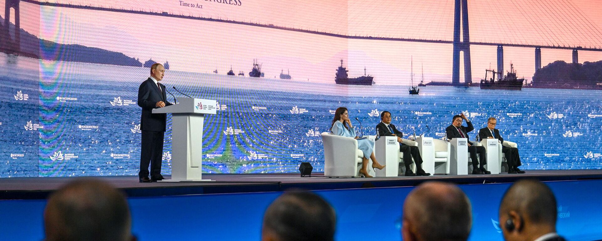 Russian President Vladimir Putin speaks during a plenary session of the 2025 Eastern Economic Forum (EEF) at the Far Eastern Federal University on Russky Island in Vladivostok, Russia. - Sputnik भारत, 1920, 05.09.2025