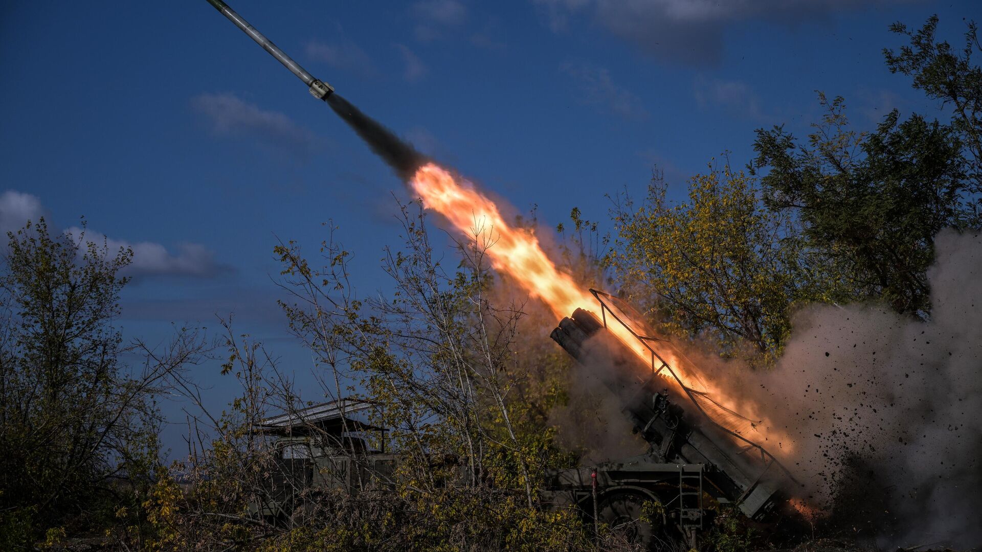 Russian servicemen fire a BM-27 9K57 Uragan (Hurricane) multiple rocket launcher towards Ukrainian positions  - Sputnik भारत, 1920, 09.09.2025