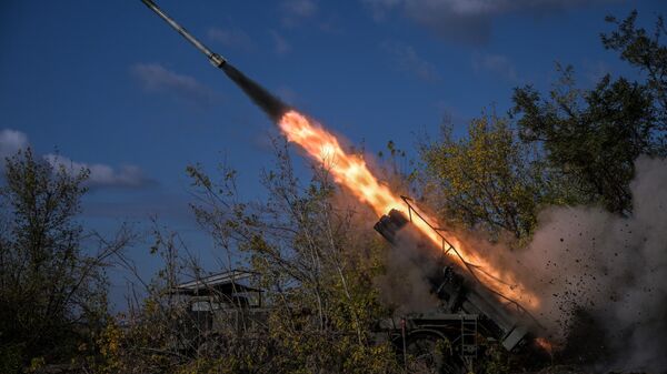 Russian servicemen fire a BM-27 9K57 Uragan (Hurricane) multiple rocket launcher towards Ukrainian positions  - Sputnik भारत