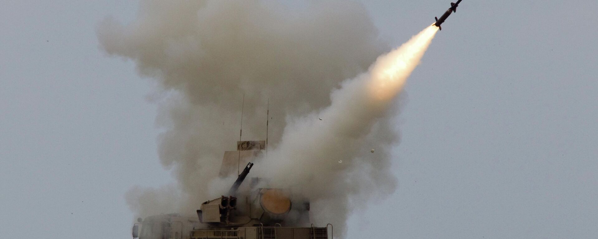 Пуск ракеты зенитно-ракетным комплексом Панцирь-С  - Sputnik भारत, 1920, 20.12.2025