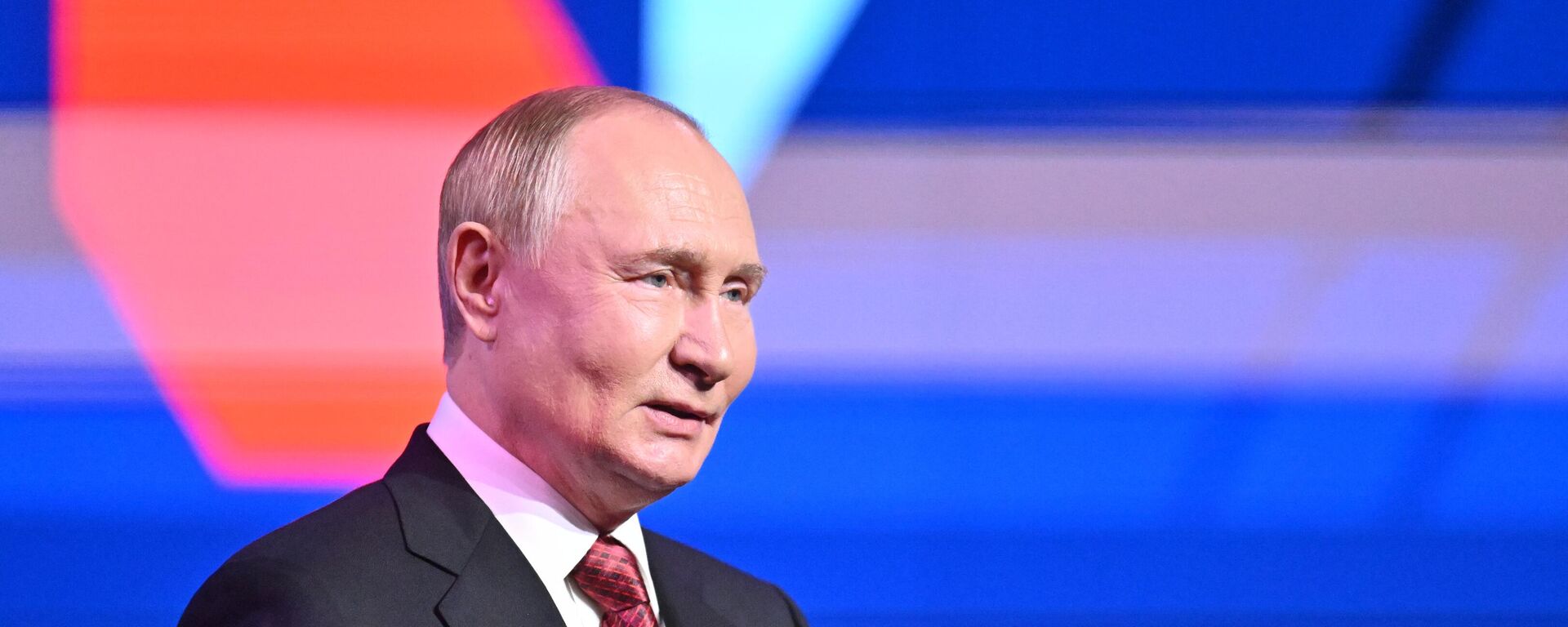 Russian President Vladimir Putin speaks at an event in the Zaryadye Concert Hall in Moscow in honor of City Day. - Sputnik India, 1920, 13.09.2025