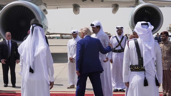 Qatar's Emir Sheikh Tamim bin Hamad Al Thani bids farewell to President Donald Trump at Al Udeid Air Base, Thursday, May 15, 2025, in Doha, Qatar. - Sputnik भारत