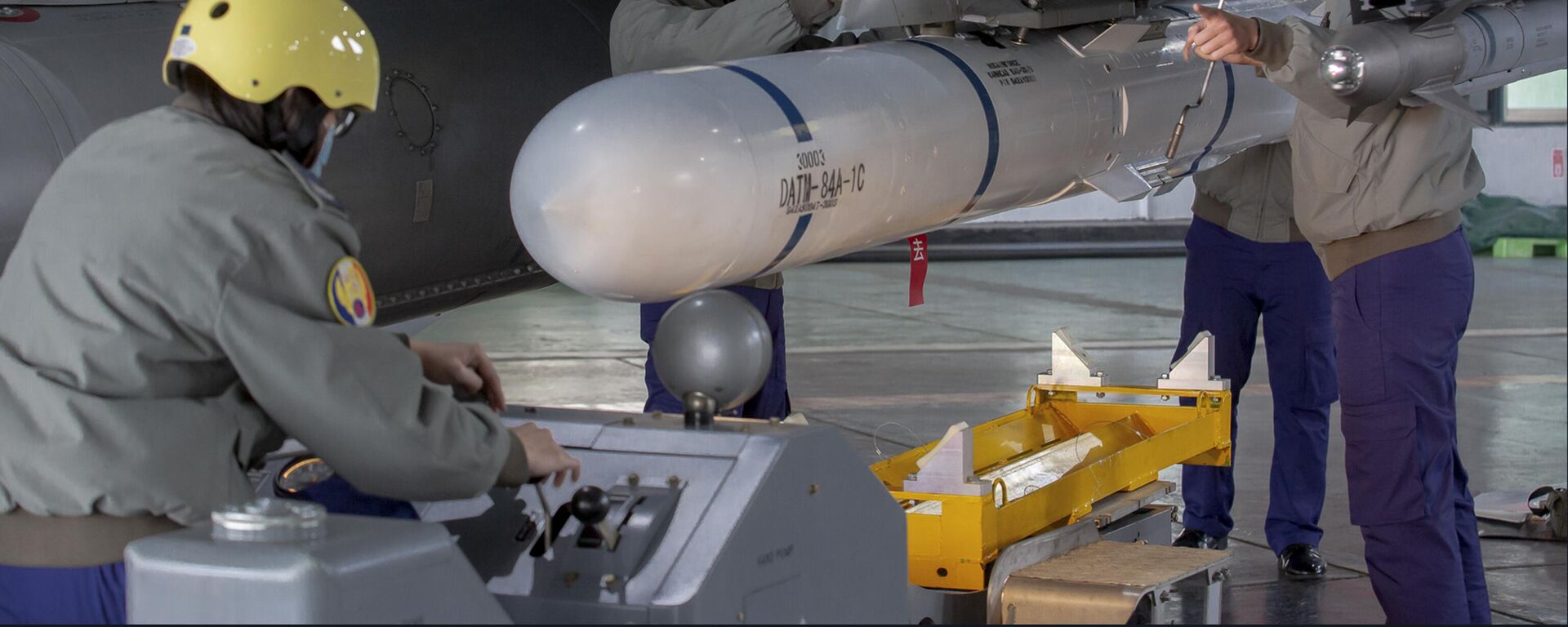 In this photo released by the Taiwan Presidential Office, ground crew attach a missile to the wing of an F-16 jet fighter at Air Force base during a visit by Taiwanese President Tsai Ing-wen, at a military base in Chiayi, southwestern Taiwan, Friday, Jan. 6, 2023.  - Sputnik India, 1920, 18.09.2025