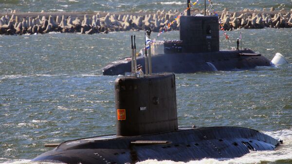 The submarines Vyborg, foreground and Stary Oskol during a rehearsal of the Russian Navy Day parade, in Baltiysk's sea canal - Sputnik भारत