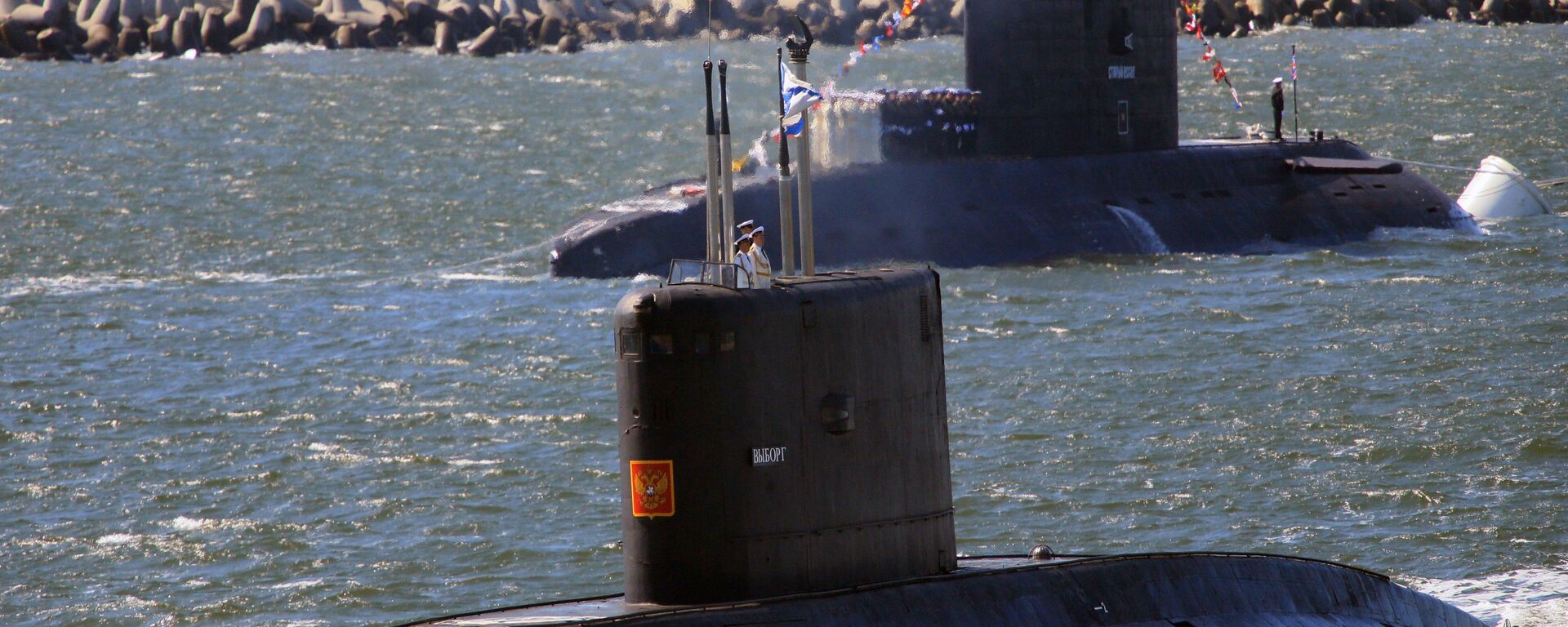 The submarines Vyborg, foreground and Stary Oskol during a rehearsal of the Russian Navy Day parade, in Baltiysk's sea canal - Sputnik भारत, 1920, 19.09.2025