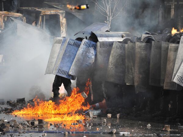 Agentes de policía durante los enfrentamientos con la oposición en el centro de Kiev - Sputnik India