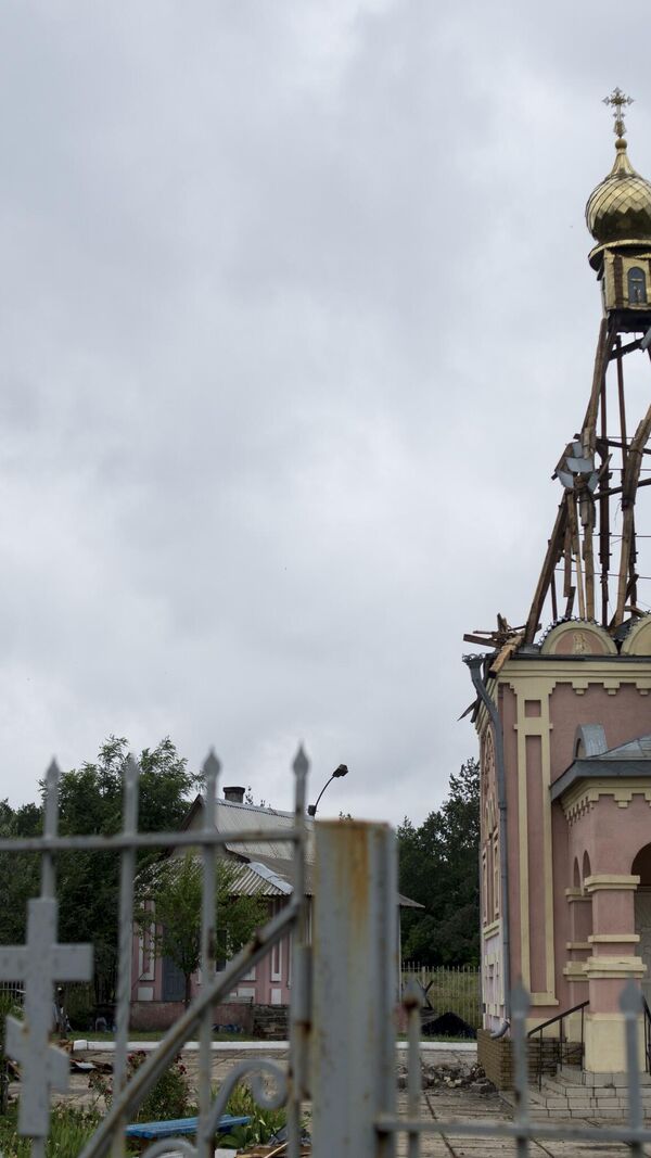 Iglesia destruida tras un bombardeo aéreo en la ciudad de Krasnodón - Sputnik India