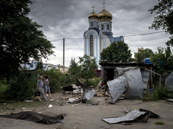 Habitantes de Lugansk tras el bombardeo artillero de la ciudad - Sputnik India