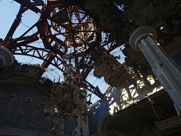 La cúpula y el techo destruidos de la iglesia en honor al icono de Iver de la Madre de Dios, del monasterio femenino de San Iver en Donetsk, situado junto al aeropuerto de la ciudad y destruido durante los combates en el sureste de Ucrania - Sputnik India