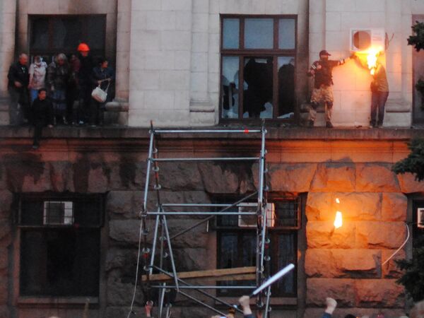 People trying to escape the burning building - Sputnik India