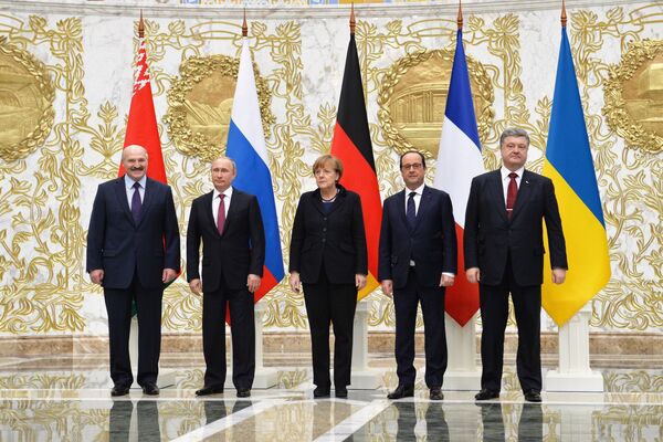 Group photo at Independence Palace in Minsk after restricted attendance peace talks on Ukraine held by Russian, German, French and Ukrainian leaders, February 11, 2015 - Sputnik भारत