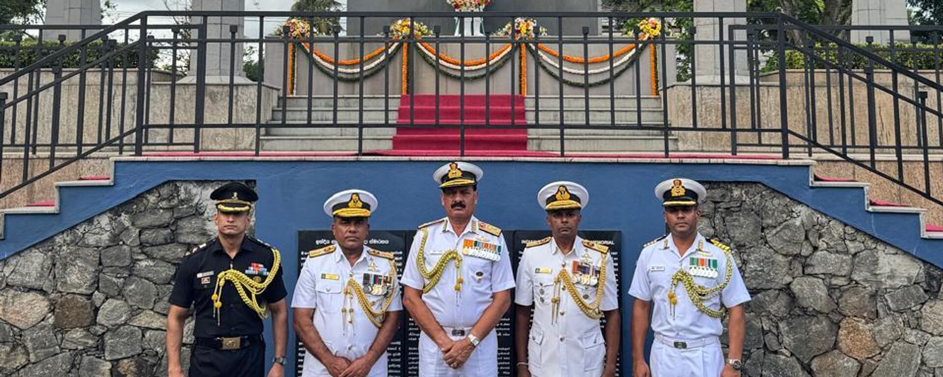Admiral Dinesh K. Tripathi, Chief of the Indian Navy, laid a wreath at the Indian Peace Keeping Force (IPKF) Memorial in Colombo on 22 September 2025. - Sputnik भारत, 1920, 23.09.2025