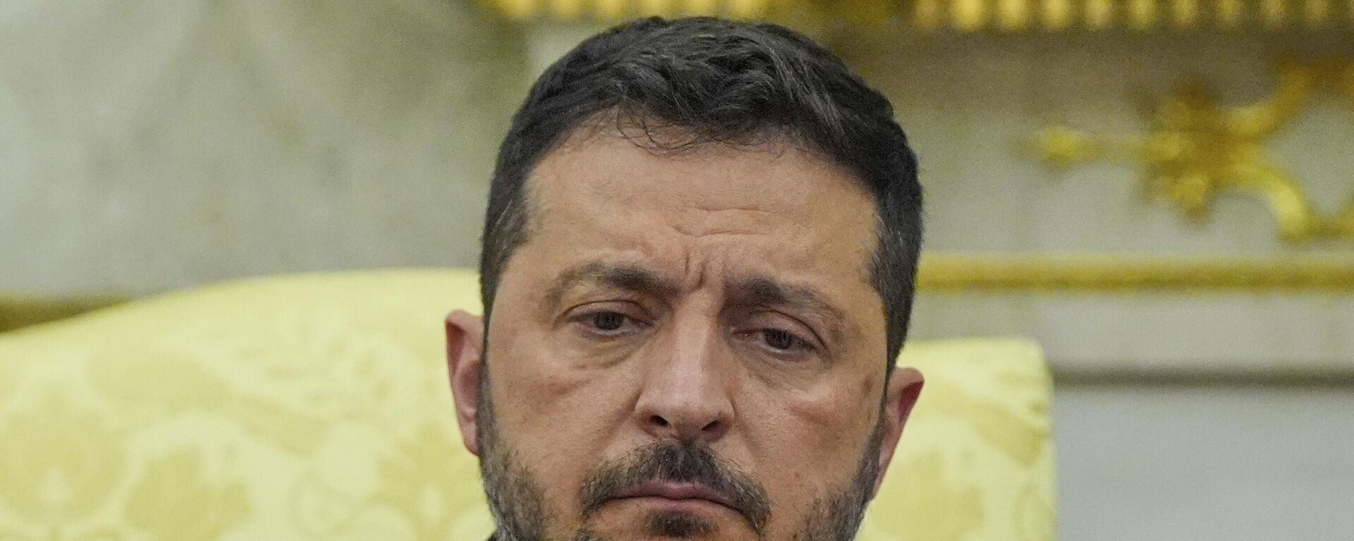 Volodymyr Zelensky listens during a meeting with US President Donald Trump in the Oval Office at the White House, Monday, Aug. 18, 2025, in Washington. - Sputnik भारत, 1920, 29.09.2025