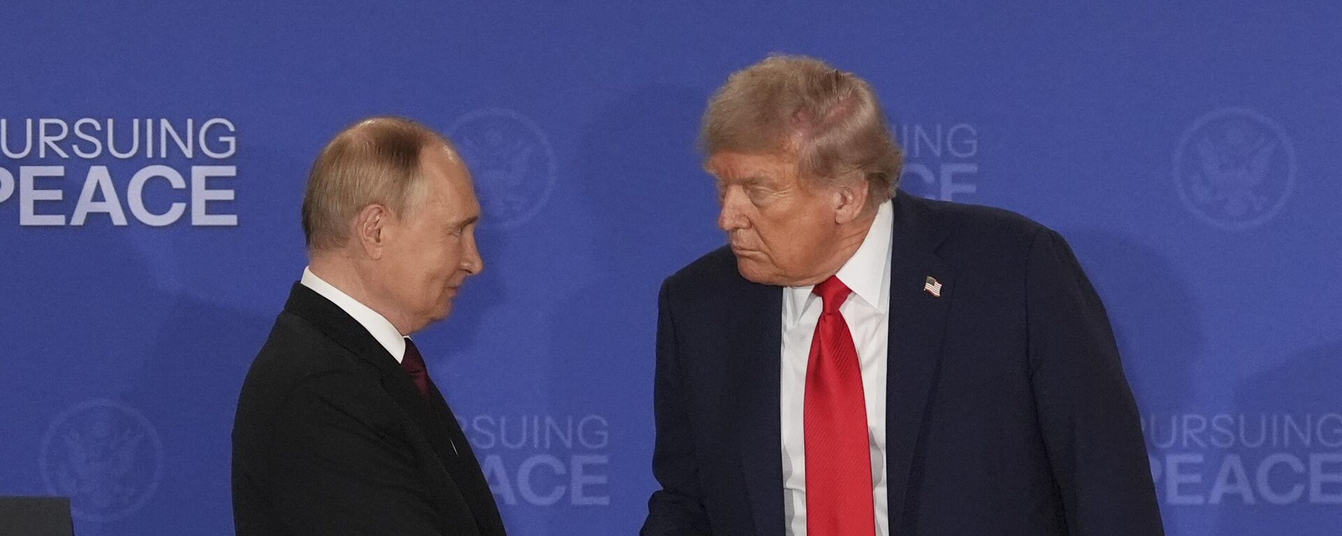 US President Donald Trump, right, shakes the hand of Russia's President Vladimir Putin during a joint press conference at Joint Base Elmendorf-Richardson, Alaska, Friday, Aug. 15, 2025.  - Sputnik India, 1920, 20.10.2025