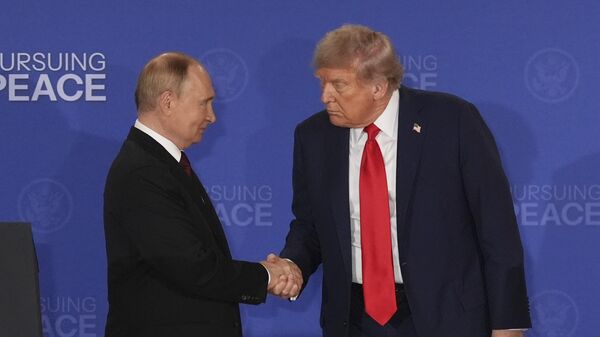 US President Donald Trump, right, shakes the hand of Russia's President Vladimir Putin during a joint press conference at Joint Base Elmendorf-Richardson, Alaska, Friday, Aug. 15, 2025.  - Sputnik India
