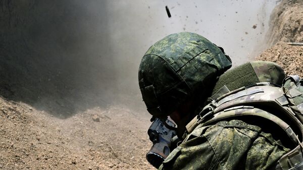Russian serviceman fires an AK assault rifle - Sputnik India