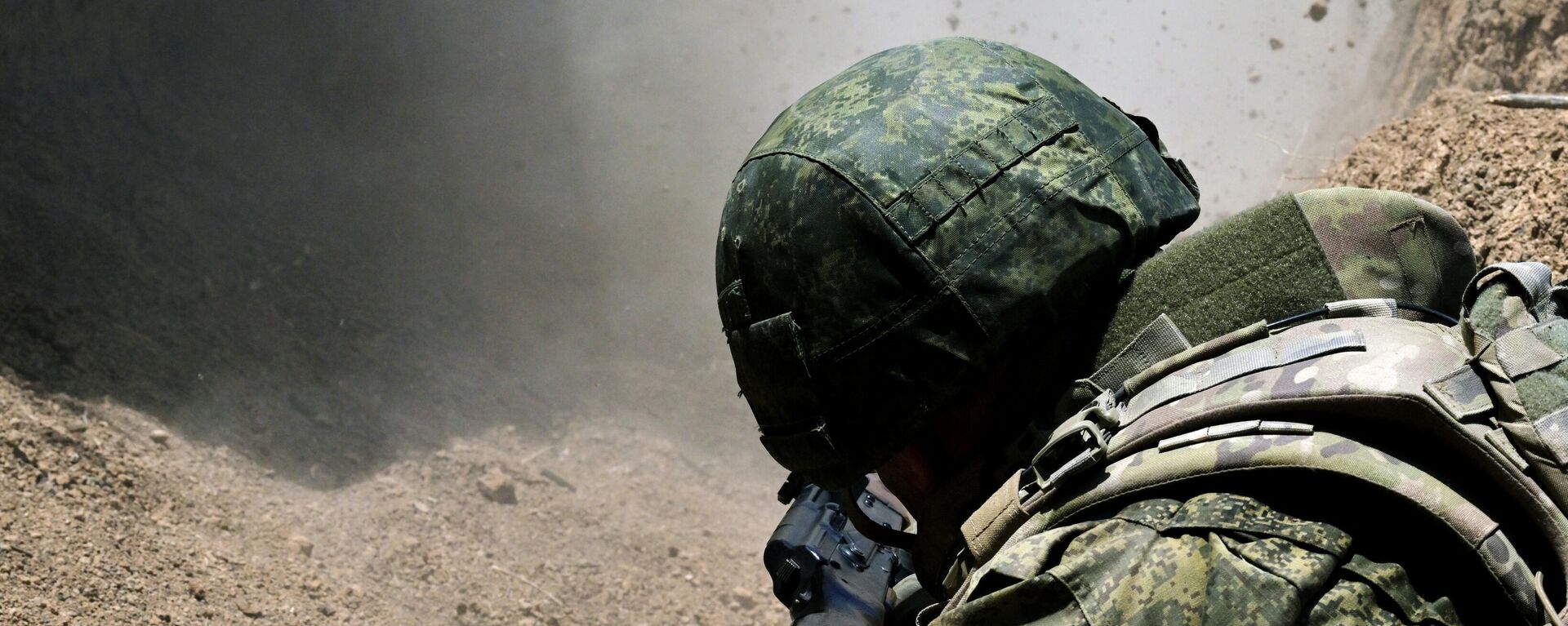 Russian serviceman fires an AK assault rifle - Sputnik India, 1920, 25.09.2025