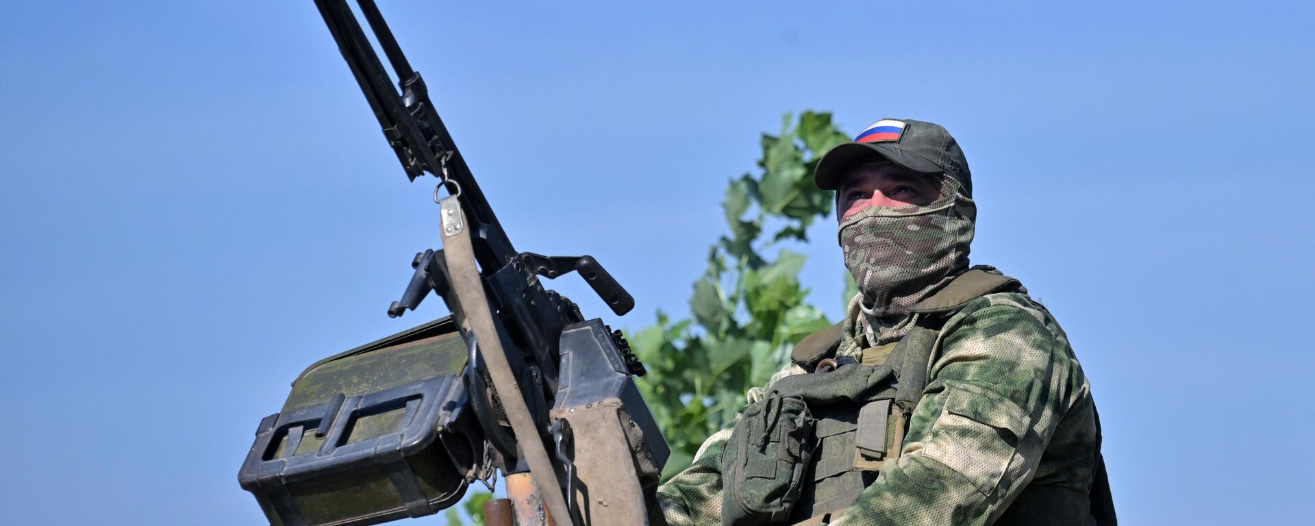 A Russian serviceman of the Central military district prepares to fire a machine gun at an air target amid Russia's military operation in Ukraine, at an unknown location, in Russia - Sputnik भारत, 1920, 17.05.2026