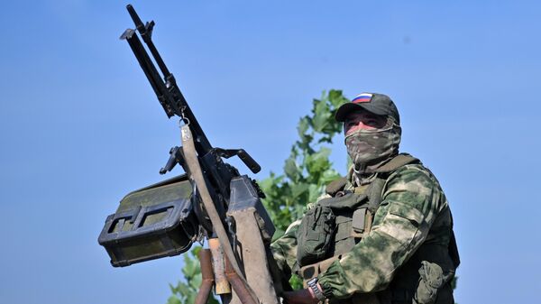 A Russian serviceman of the Central military district prepares to fire a machine gun at an air target amid Russia's military operation in Ukraine, at an unknown location, in Russia - Sputnik भारत