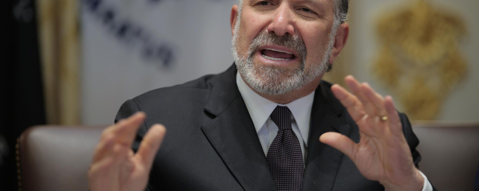 Commerce Secretary Howard Lutnick speaks during a cabinet meeting with U.S. President Donald Trump in the Cabinet Room of the White House on August 26, 2025 in Washington, DC. - Sputnik भारत, 1920, 29.09.2025