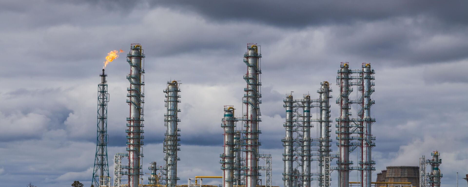 Tobolsk, Russia. Petrochemical Industrial Complex. Oil refinery building industry - Sputnik भारत, 1920, 29.09.2025