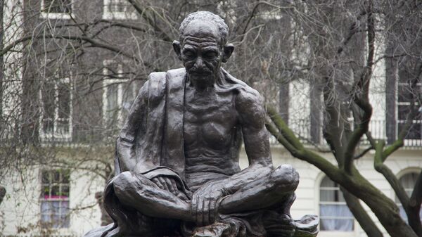 Close-up of statue of Mahatma Gandhi in Tavistock Square London. - Sputnik भारत