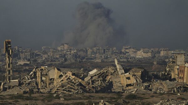 Smoke rises from an Israeli army bombardment in Gaza City, as seen from central Gaza Strip, Saturday, Sept. 13, 2025.  - Sputnik India