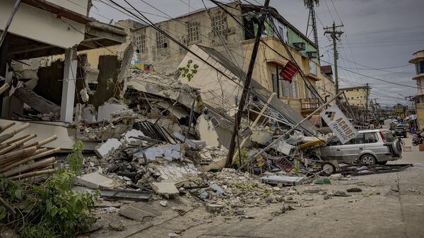 BOGO, PHILIPPINES - OCTOBER 02: A residential building is seen collapsed following an earthquake on October 02, 2025 in Bogo, Cebu province, Philippines. A 6.9-magnitude earthquake struck central Philippines on Tuesday evening, killing at least 72 people, with hundreds more missing or injured after buildings and houses collapsed in several areas of Cebu island. (Photo by Ezra Acayan/Getty Images) - Sputnik India