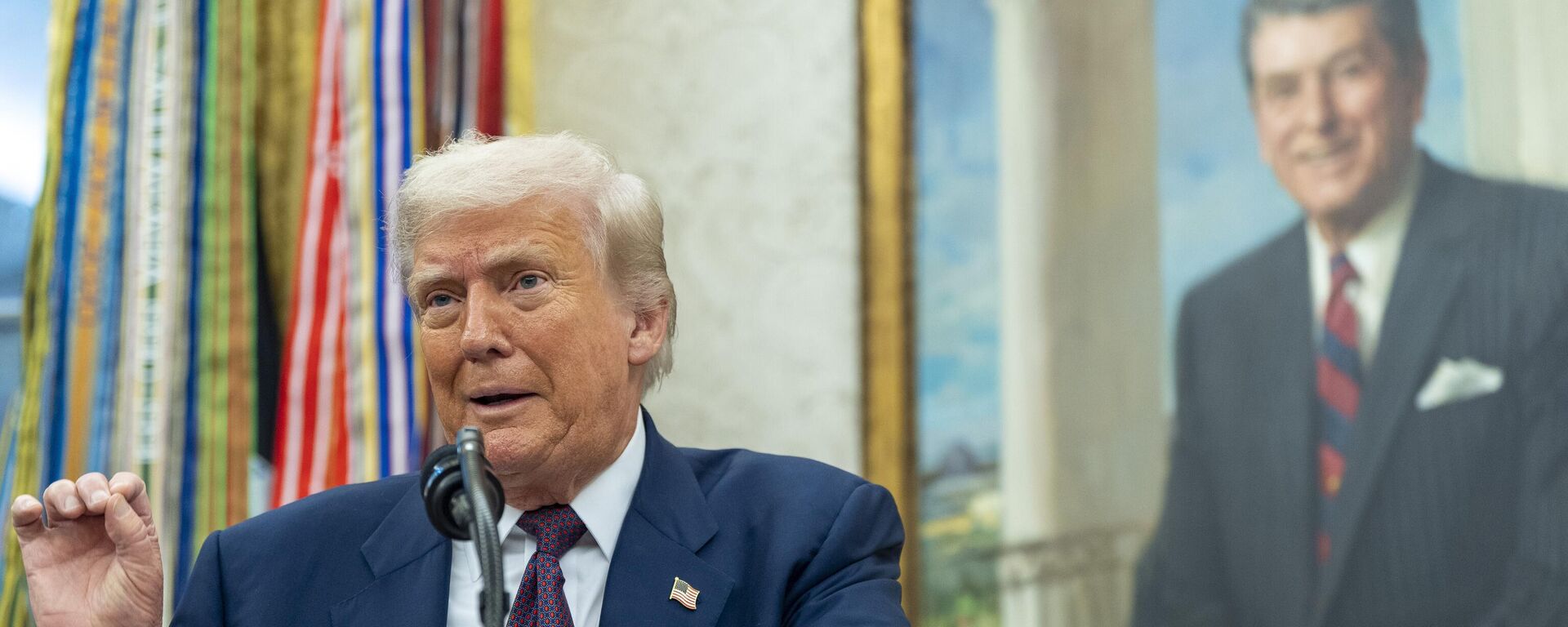 Donald Trump speaks in the Oval Office, Wednesday, Aug. 6, 2025 - Sputnik India, 1920, 07.10.2025