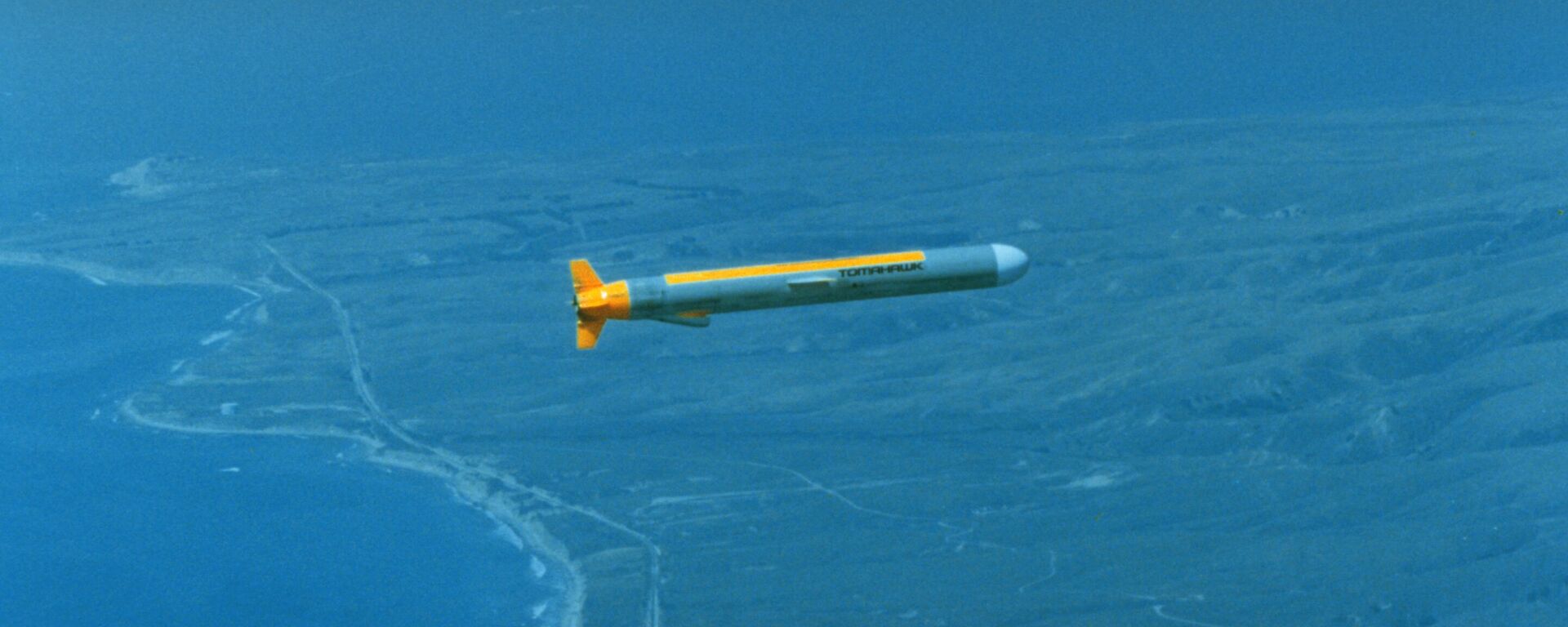 A Tomahawk submarine-launched cruise cruise missile en route to its target on the Tonapah Test Range in Nevada. April 16, 1983. (Photo by © CORBIS/Corbis via Getty Images) - Sputnik India, 1920, 07.10.2025
