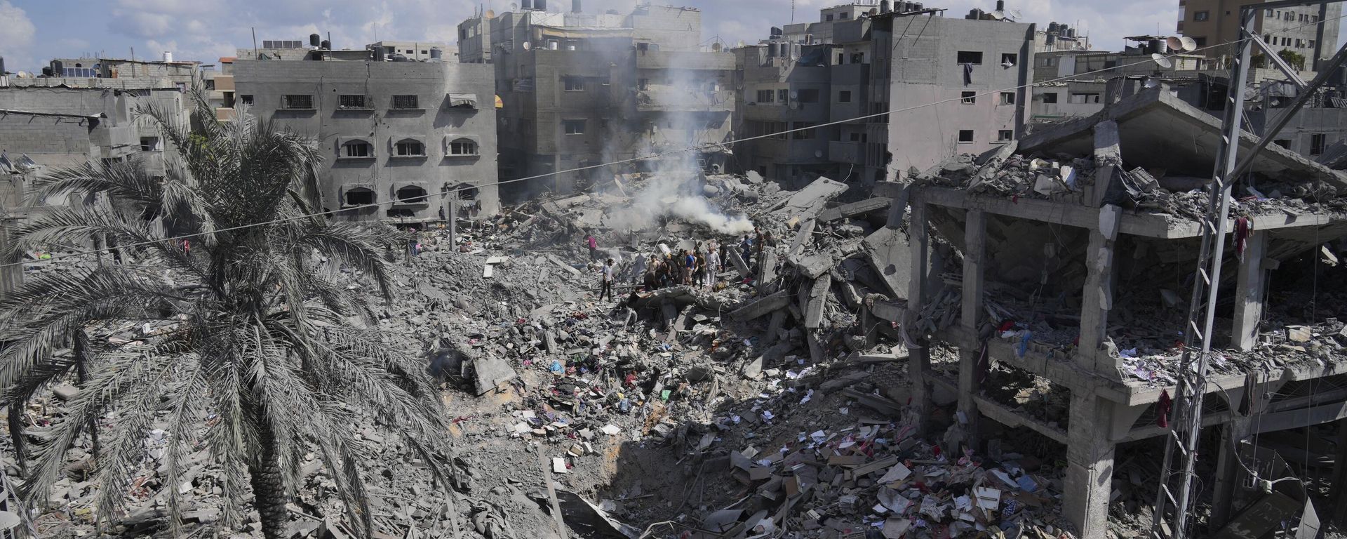 Palestinians search for the people killed in an Israeli airstrike in Bureij refugee camp Gaza Strip, Wednesday, Oct. 18, 2023 - Sputnik India, 1920, 25.06.2026