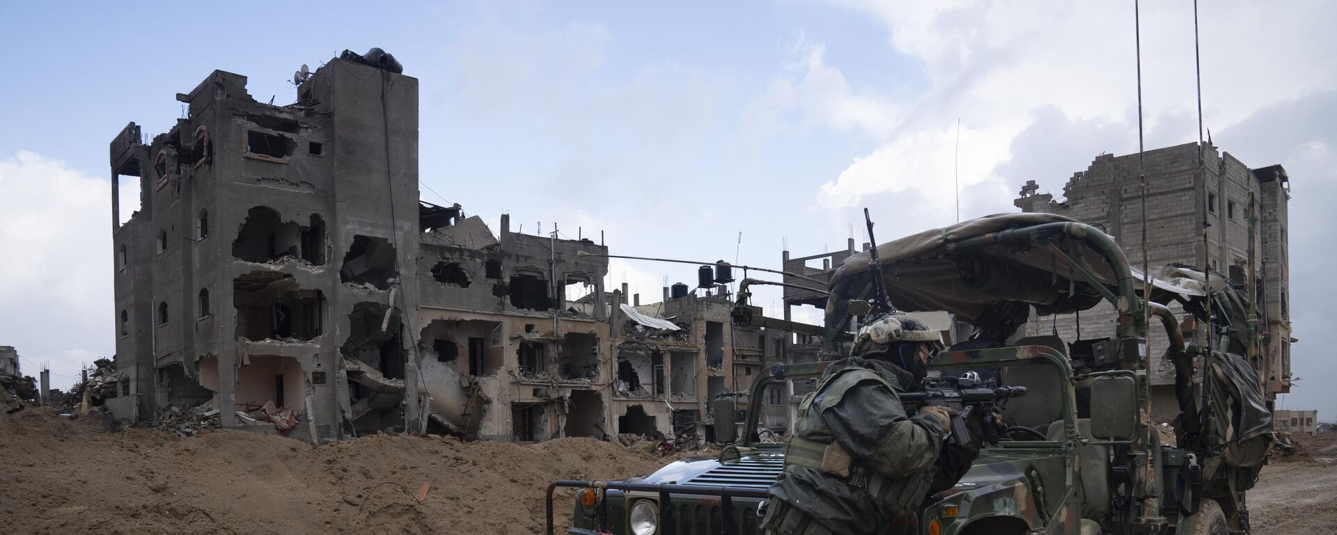 An Israeli soldier stands guard in Khan Younis in Gaza, Jan. 27, 2024.  - Sputnik भारत, 1920, 09.10.2025
