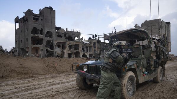 An Israeli soldier stands guard in Khan Younis in Gaza, Jan. 27, 2024.  - Sputnik भारत