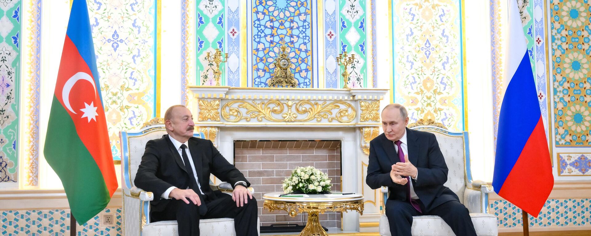 Russian President Vladimir Putin and Azerbaijani President Ilham Aliyev - Sputnik भारत, 1920, 09.10.2025