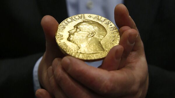 FILE - In this Thursday, March 27, 2014 file photo bidder Ole Bjorn Fausa, of Norway, holds the 1936 Nobel Peace Prize medal in Baltimore.  - Sputnik भारत