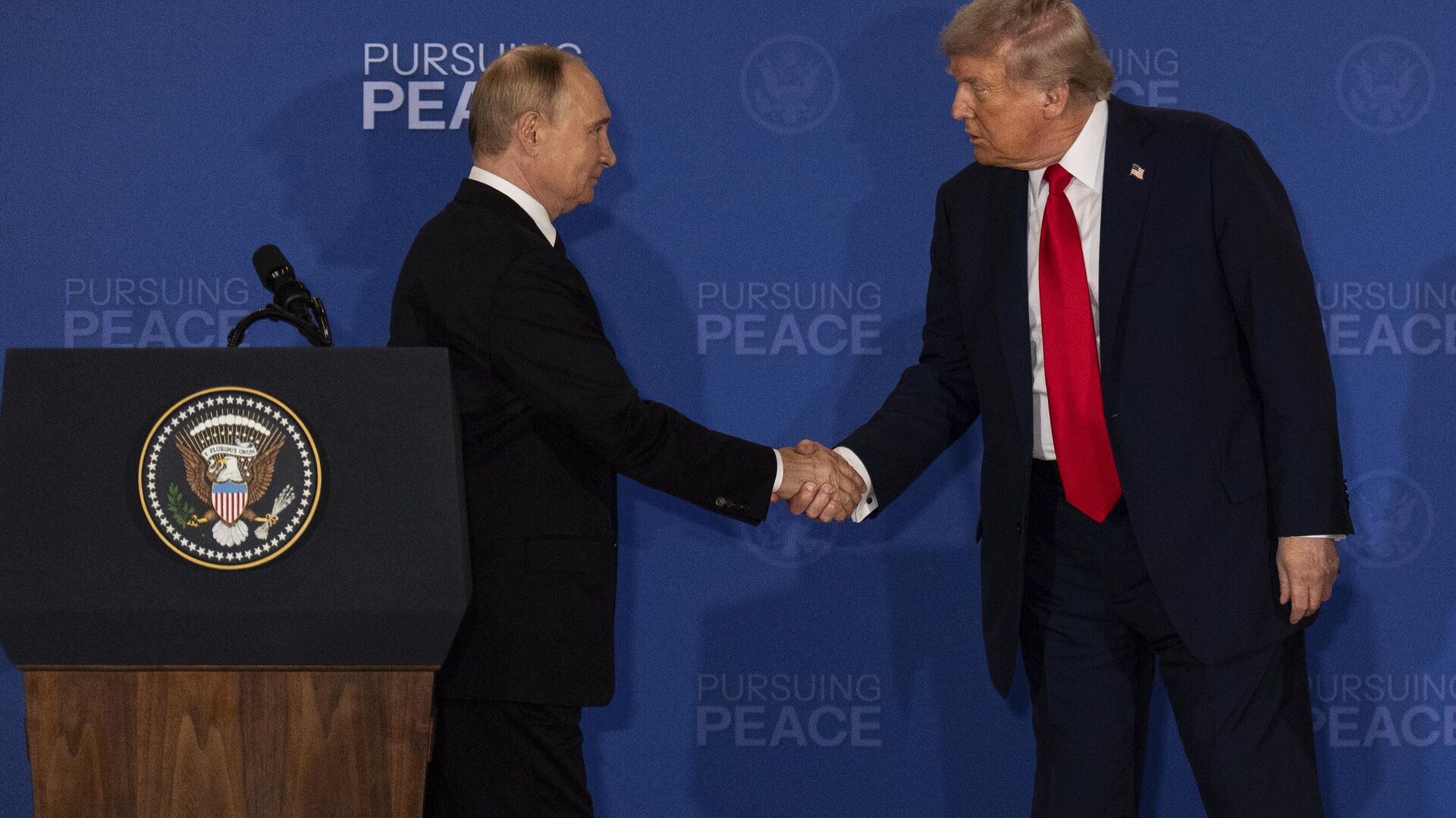 President Donald Trump, right, and Russia's President Vladimir Putin shake hands during a joint press conference at Joint Base Elmendorf-Richardson, Alaska, Friday, Aug. 15, 2025.  - Sputnik भारत, 1920, 27.10.2025