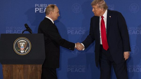 President Donald Trump, right, and Russia's President Vladimir Putin shake hands during a joint press conference at Joint Base Elmendorf-Richardson, Alaska, Friday, Aug. 15, 2025.  - Sputnik भारत