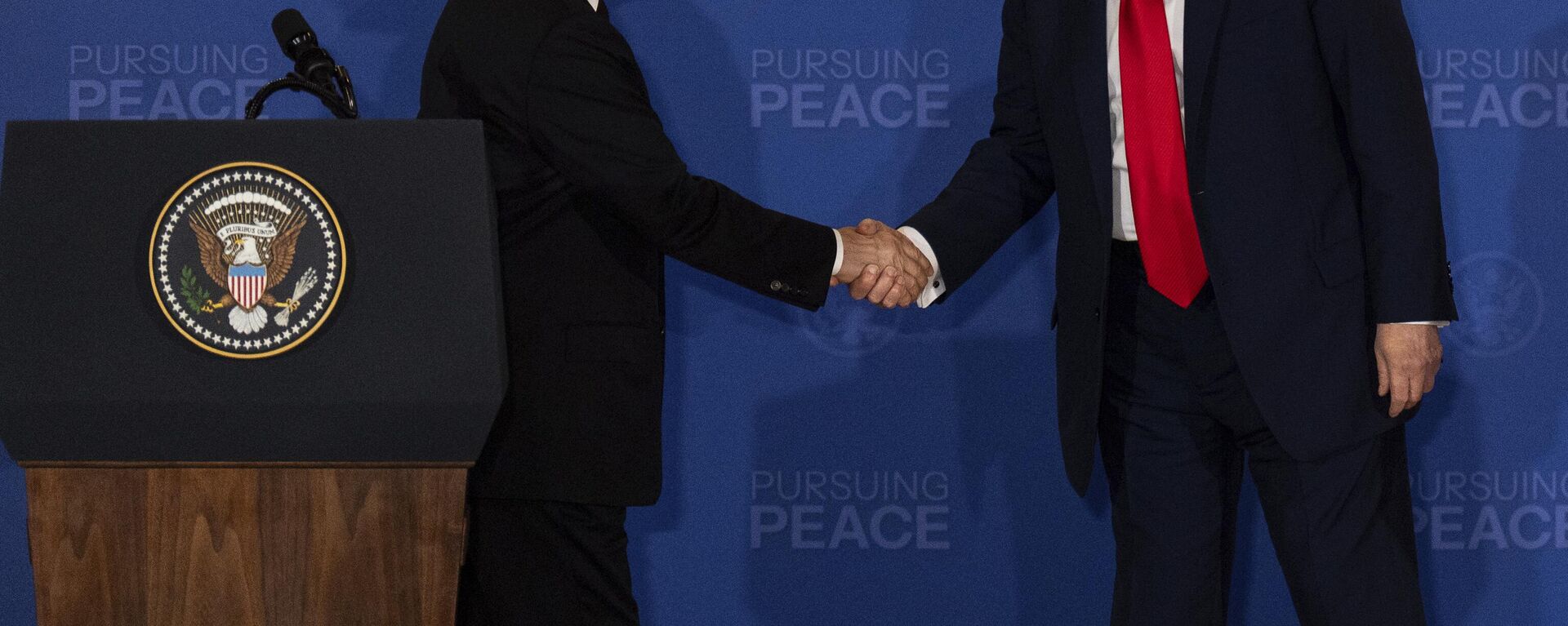 President Donald Trump, right, and Russia's President Vladimir Putin shake hands during a joint press conference at Joint Base Elmendorf-Richardson, Alaska, Friday, Aug. 15, 2025.  - Sputnik भारत, 1920, 27.10.2025
