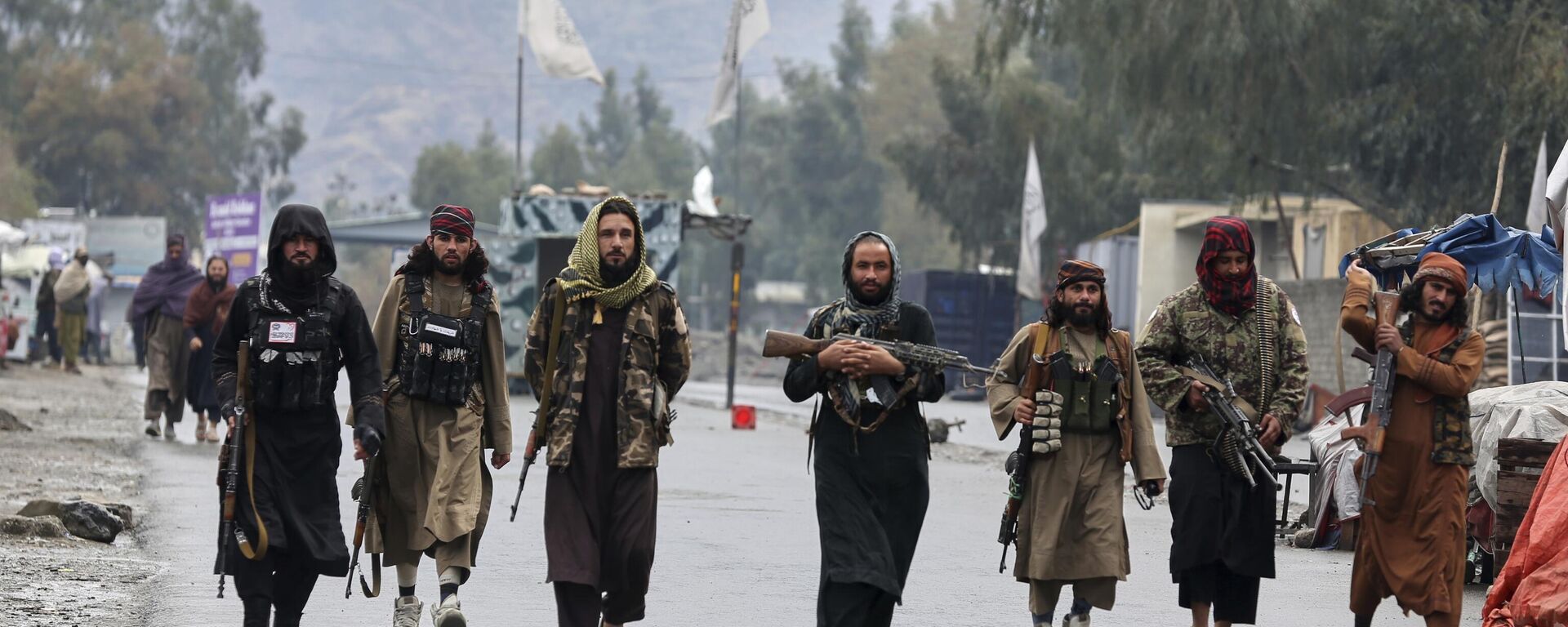 Taliban fighters patrol near the closed Torkham border with Pakistan. - Sputnik India, 1920, 14.10.2025