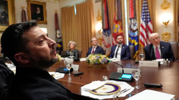 President Donald Trump, right, speaks before a lunch with Ukraine's Volodymyr Zelenskyy, from left, as White House Chief of Staff Susie Wiles, Treasury Secretary Scott Bessent and Vice President JD Vance listen in the Cabinet Room of the White House, Friday, Oct. 17, 2025, in Washington.  - Sputnik भारत