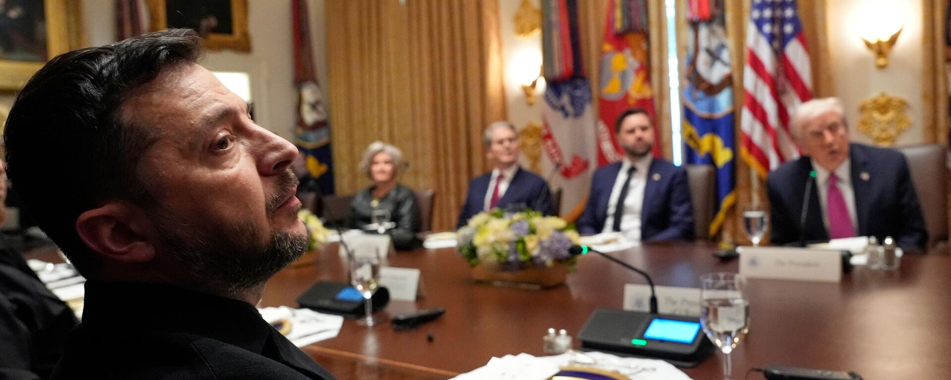 President Donald Trump, right, speaks before a lunch with Ukraine's Volodymyr Zelenskyy, from left, as White House Chief of Staff Susie Wiles, Treasury Secretary Scott Bessent and Vice President JD Vance listen in the Cabinet Room of the White House, Friday, Oct. 17, 2025, in Washington.  - Sputnik India, 1920, 20.10.2025