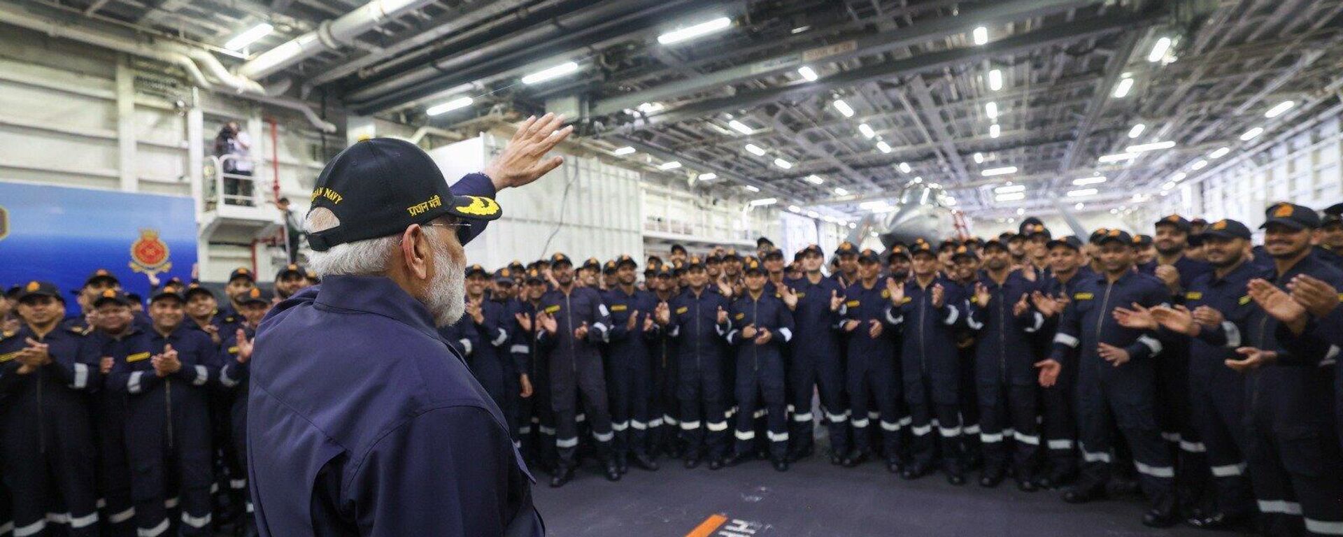 PM Modi celebrates Diwali with Indian Navy personnel aboard INS Vikrant - Sputnik India, 1920, 20.10.2025