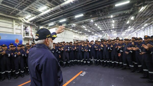 PM Modi celebrates Diwali with Indian Navy personnel aboard INS Vikrant - Sputnik भारत