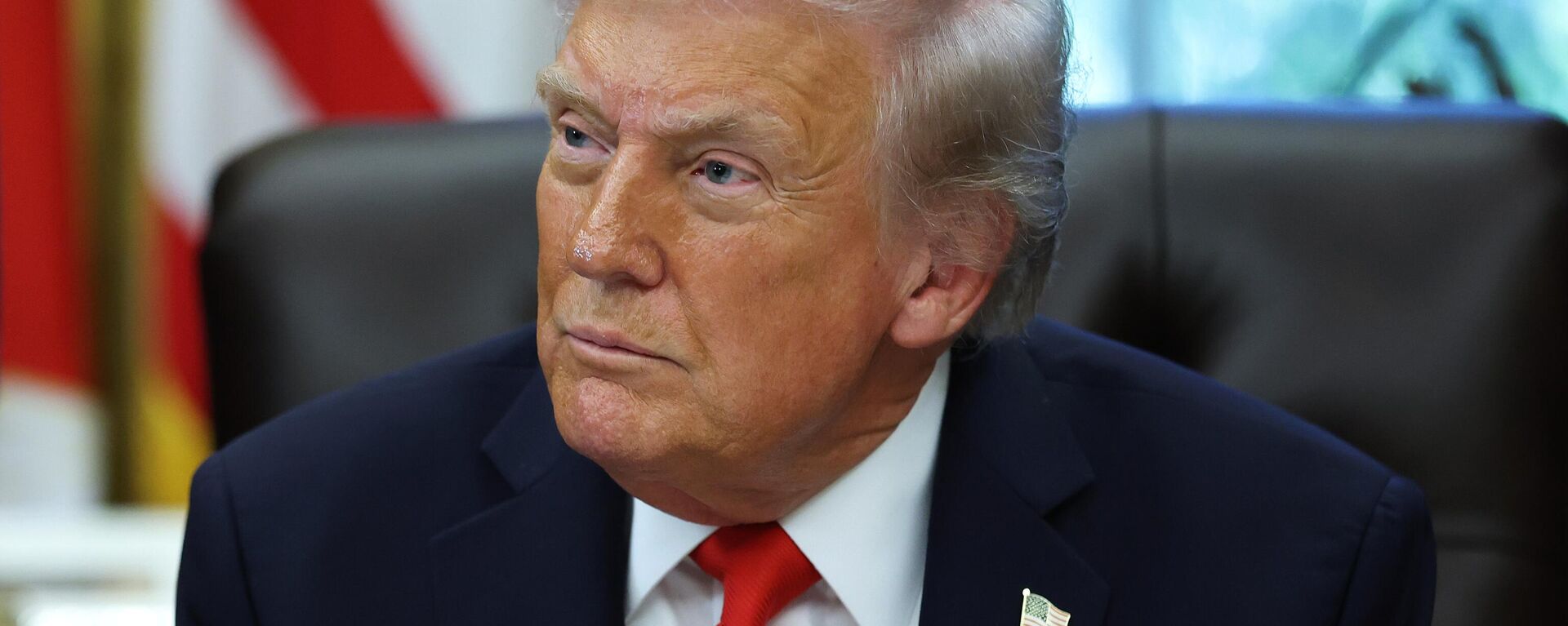U.S. President Donald Trump looks on during an event celebrating Diwali in the Oval Office of the White House on October 21, 2025 in Washington, DC.  - Sputnik भारत, 1920, 22.10.2025