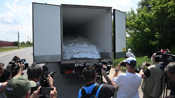 Foreign journalists film a refrigerated truck in a convoy carrying the bodies of 1,212 bodies of the Ukrainian Armed Forces servicemen in the Bryansk region, Russia.  - Sputnik India