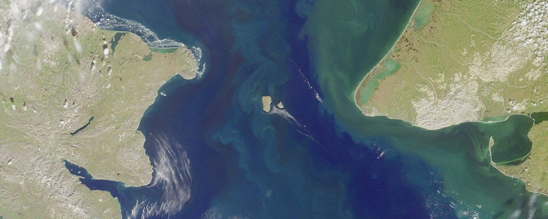 The Bering Strait, seen here in a satellite image, is the body of water that separates North America from Russia.  - Sputnik भारत, 1920, 25.10.2025