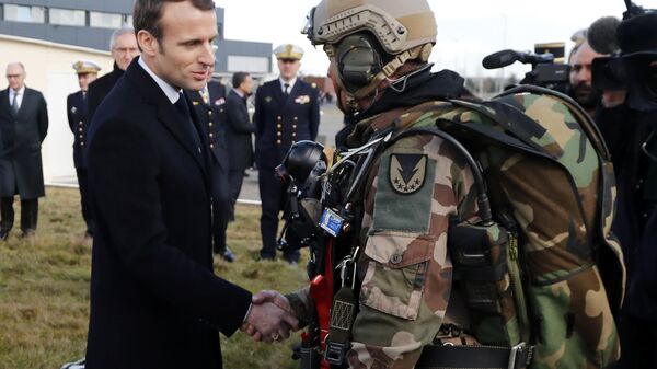 French President Emmanuel Macron meets paratroopers of the 11th Brigade of the Paratroopers of the Infantry at Toulouse-Francazal air base, near Toulouse, southern France, Thursday, Jan.17 Jan. 2019.  - Sputnik भारत