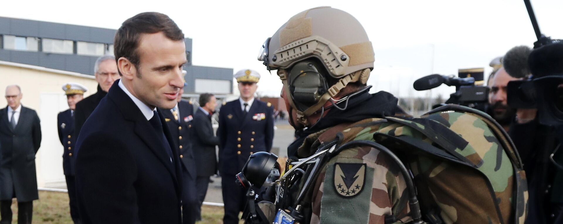 French President Emmanuel Macron meets paratroopers of the 11th Brigade of the Paratroopers of the Infantry at Toulouse-Francazal air base, near Toulouse, southern France, Thursday, Jan.17 Jan. 2019.  - Sputnik India, 1920, 28.10.2025