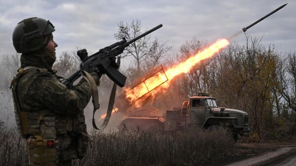Russian servicemen of the Tsentr (Centre) Group of Forces fire a BM-21 Grad multiple rocket launcher towards Ukrainian positions. - Sputnik भारत