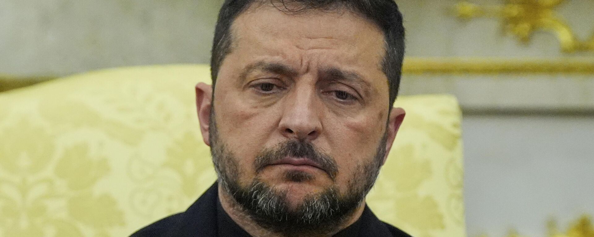 Volodymyr Zelensky listens during a meeting with President Donald Trump in the Oval Office at the White House, Monday, Aug. 18, 2025, in Washington - Sputnik भारत, 1920, 05.11.2025